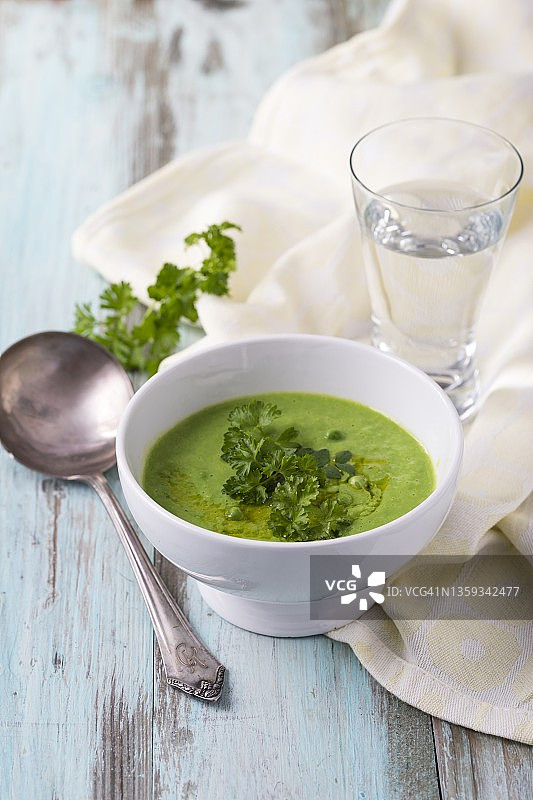 配有欧芹的豌豆汤图片素材