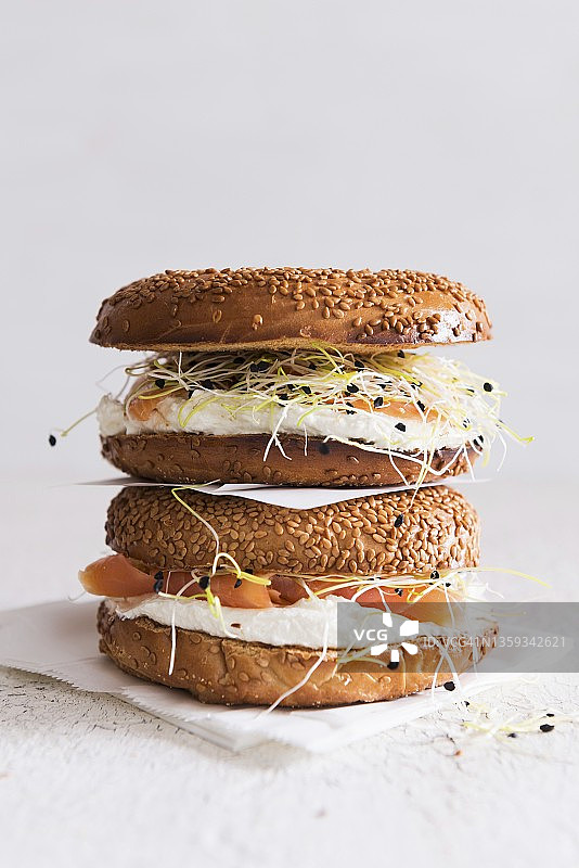 搭配三文鱼、豆芽和奶油奶酪的芝麻籽百吉饼图片素材