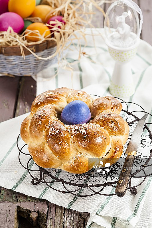 带有复活节彩蛋的传统复活节面包图片素材