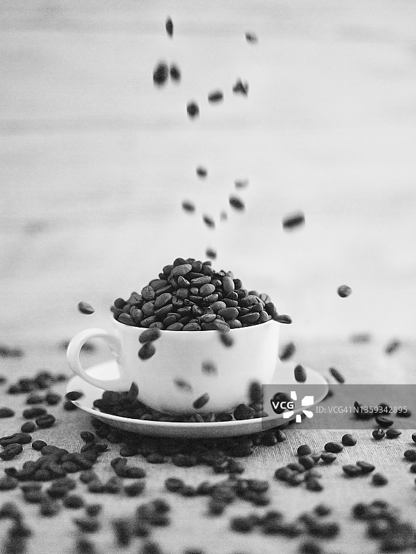 咖啡豆洒落图片素材