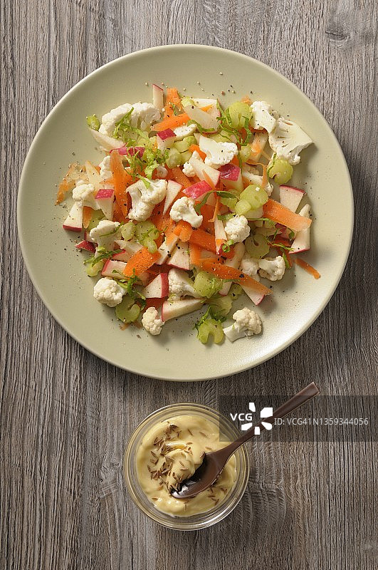 苹果芹菜胡萝卜菜花沙拉图片素材