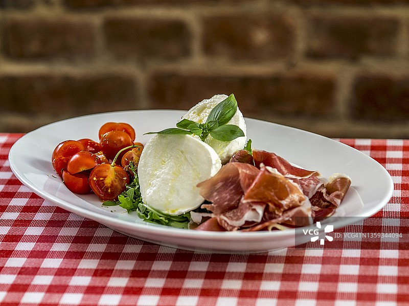 意式火腿配马苏里拉奶酪和番茄图片素材