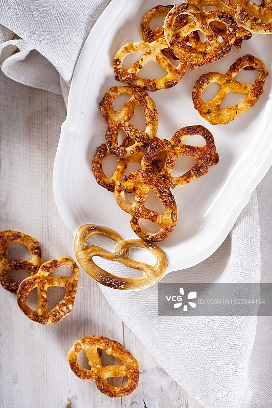 白色菜肴中的披萨椒盐卷饼图片素材