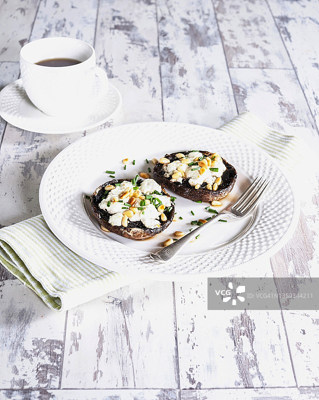 羊奶酪松子焗烤波多贝罗菇图片素材