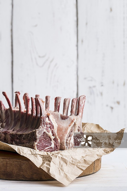 纸上的生羊排图片素材