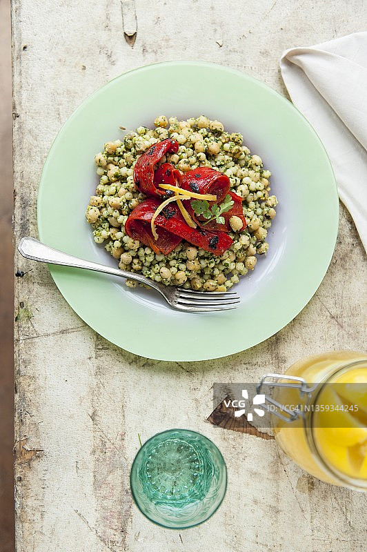 以色列古斯米配甜椒图片素材