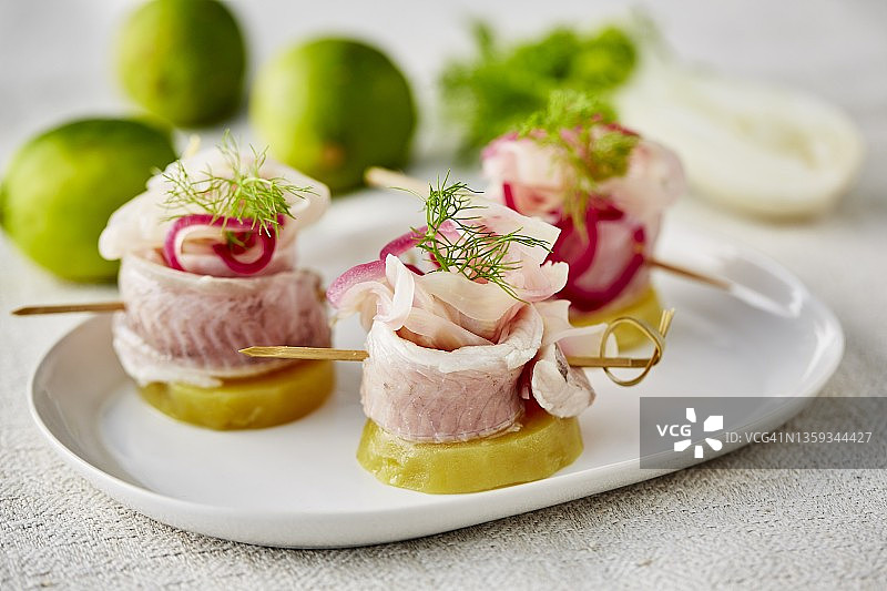 鲱鱼酸橘腌鱼配茴香沙拉和红洋葱图片素材