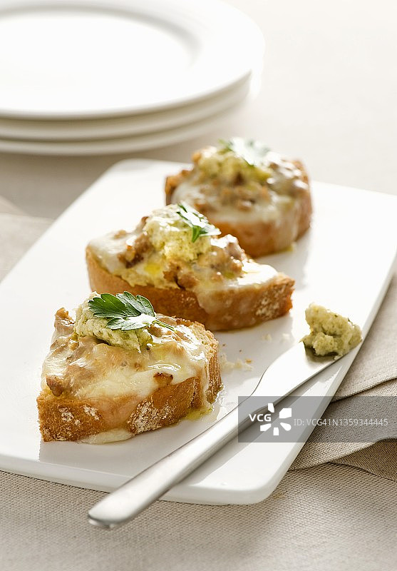 朝鲜蓟奶油意式烤面包图片素材