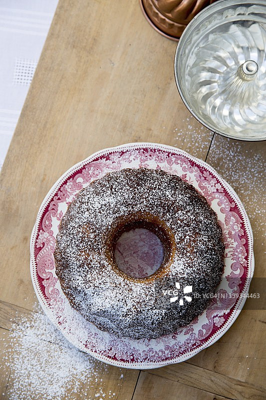 撒有糖粉的邦特蛋糕俯视图图片素材