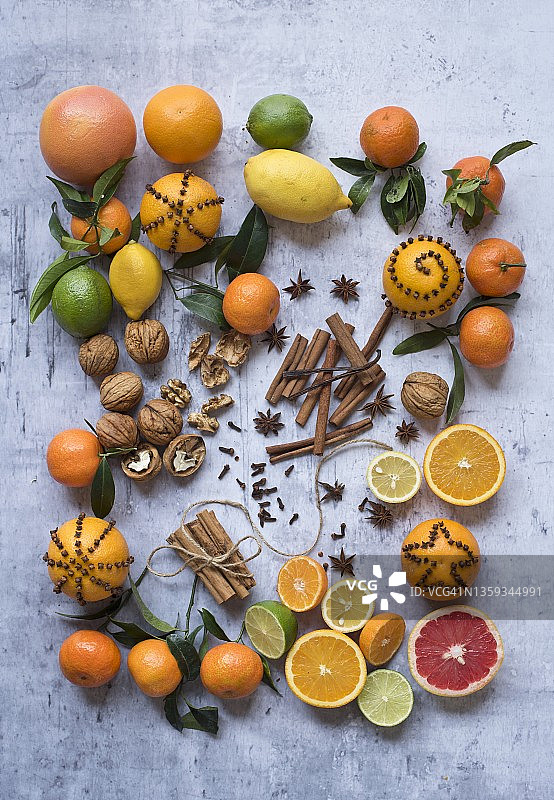 什锦柑橘、坚果和香料图片素材