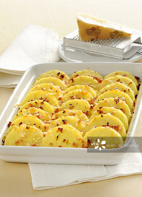 培根和斯布林茨奶酪烤粗粒小麦片图片素材