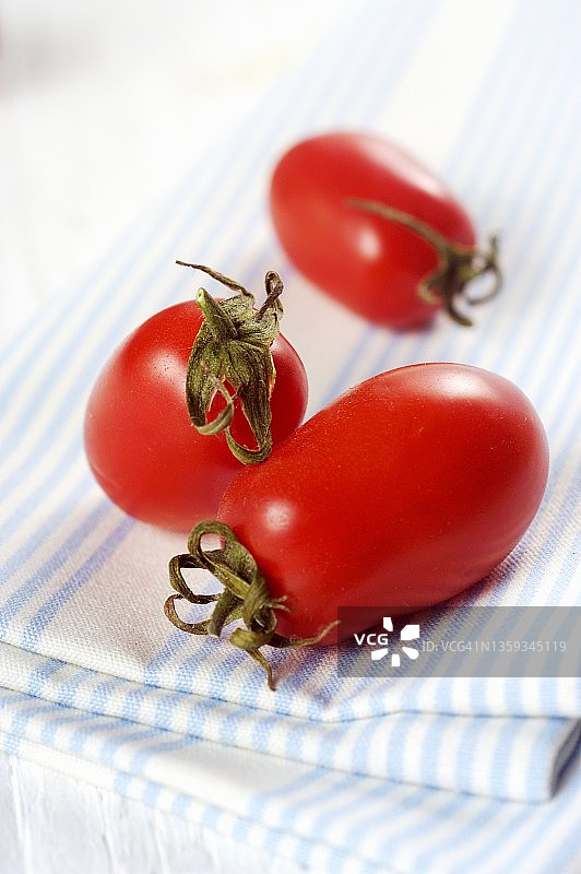 茶巾上的三个枣番茄图片素材