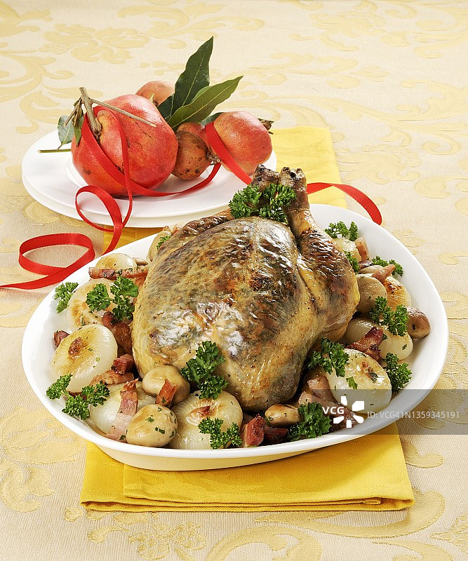 圣诞烤阉鸡配土豆、洋葱和培根图片素材