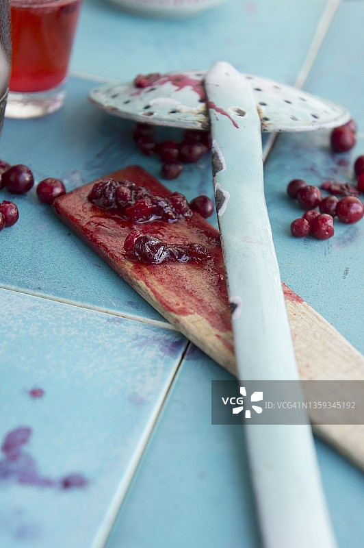 带滤勺的腌制越橘图片素材