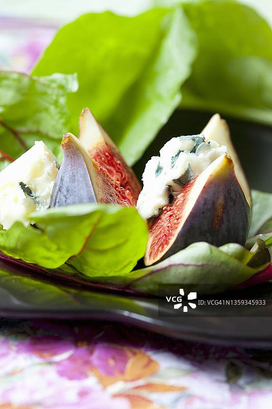 红甜菜叶配洛克福干酪的无花果沙拉图片素材