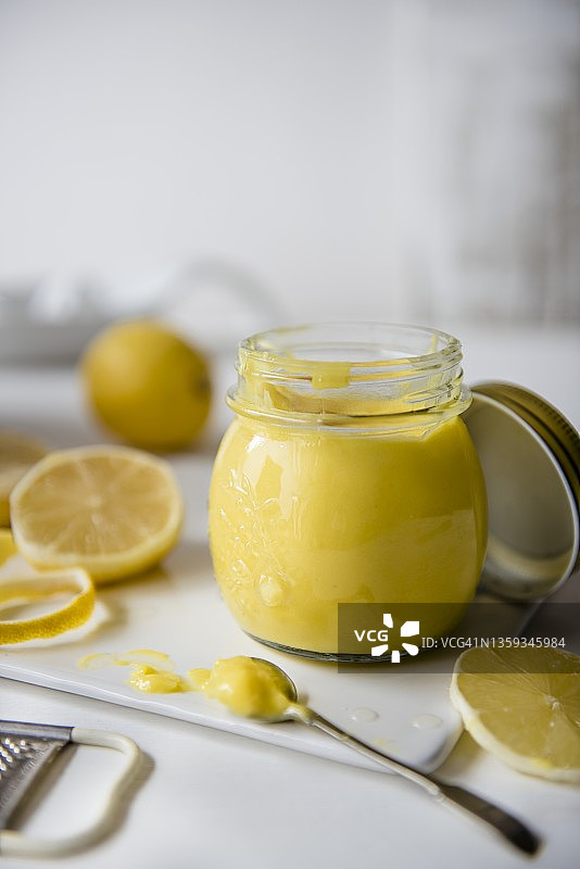 罐装柠檬凝乳与新鲜柠檬图片素材