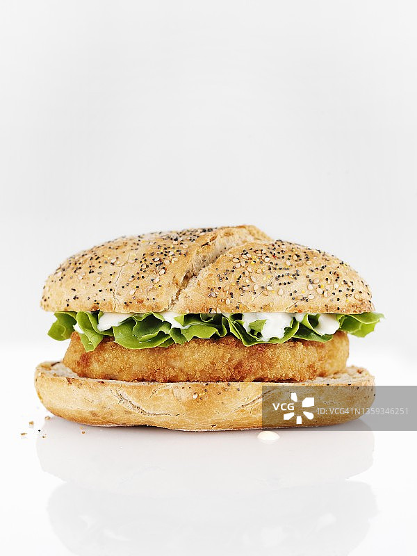 搭配蛋黄酱和沙拉的鸡肉汉堡图片素材