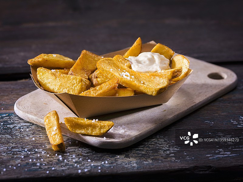 搭配盐和蛋黄酱的自制炸薯条。图片素材