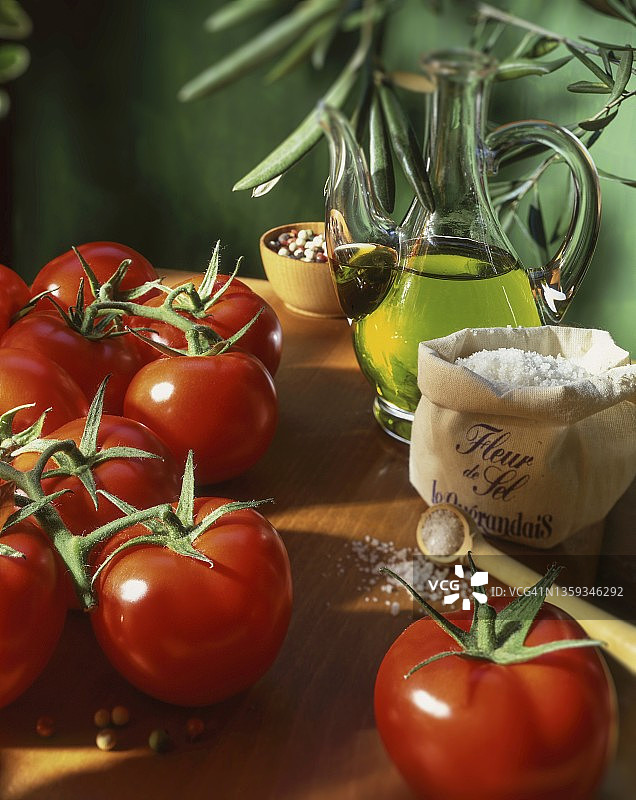 新鲜番茄、海盐和橄榄油图片素材