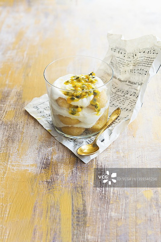 椰子提拉米苏配百香果酱图片素材