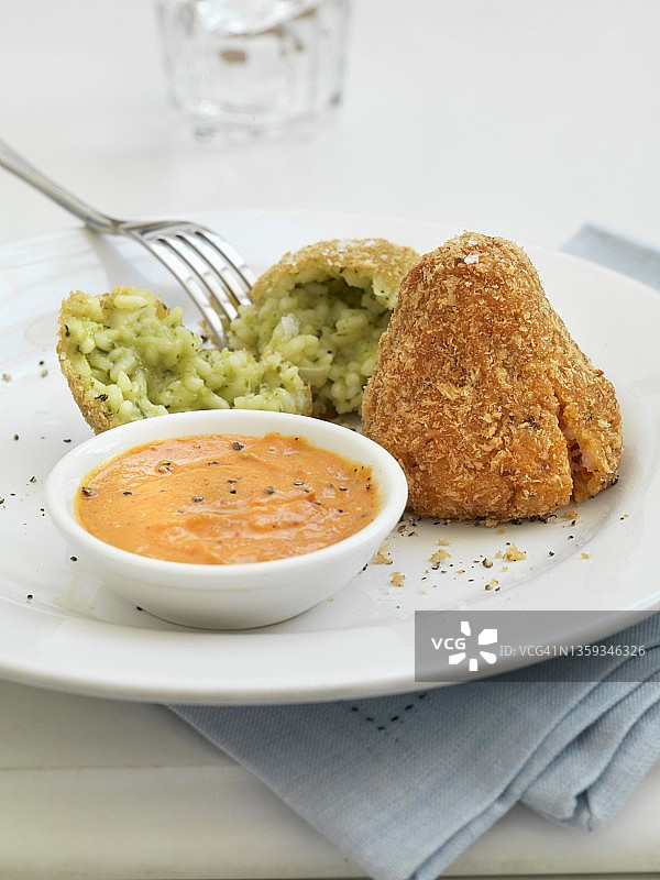 搭配蘸酱的炸饭团图片素材