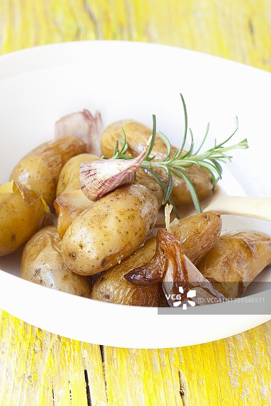 带皮煮的土豆，配大蒜和迷迭香图片素材