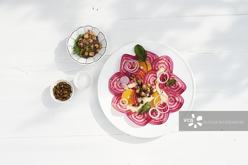 甜菜根橙子鹰嘴豆藜麦沙拉图片素材