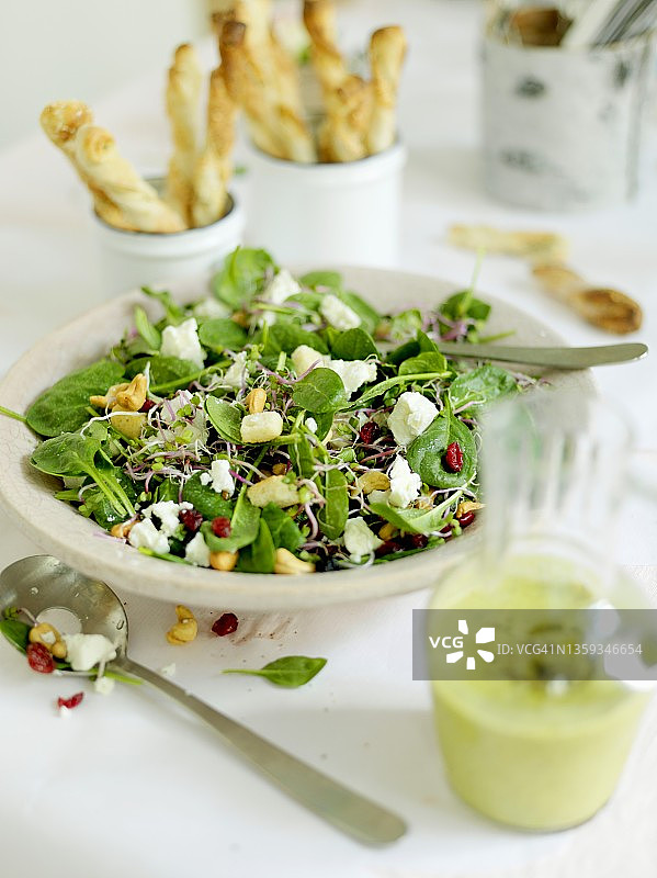 豆芽菲达奶酪腰果佐绿色沙拉图片素材