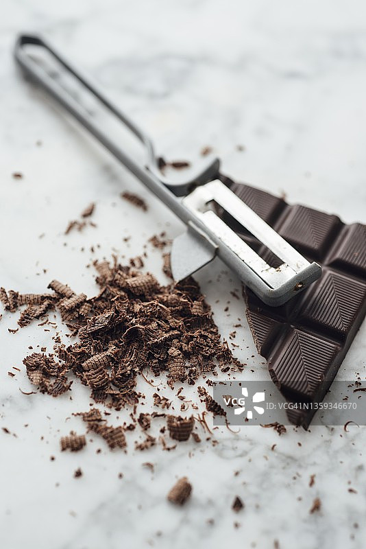 巧克力块、刨花和蔬菜削皮器图片素材