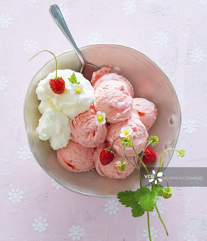 一碗草莓冰淇淋、奶油和野生草莓图片素材