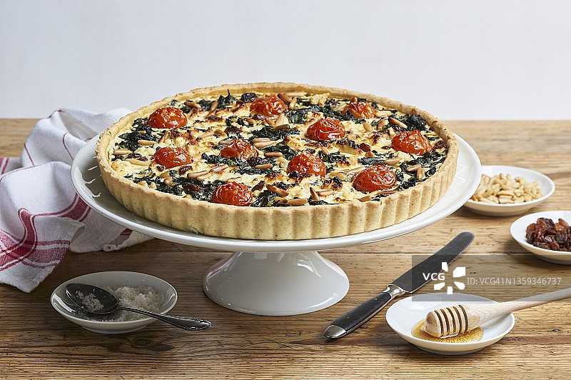 菠菜乳蛋饼配樱桃番茄、葡萄干和松子图片素材
