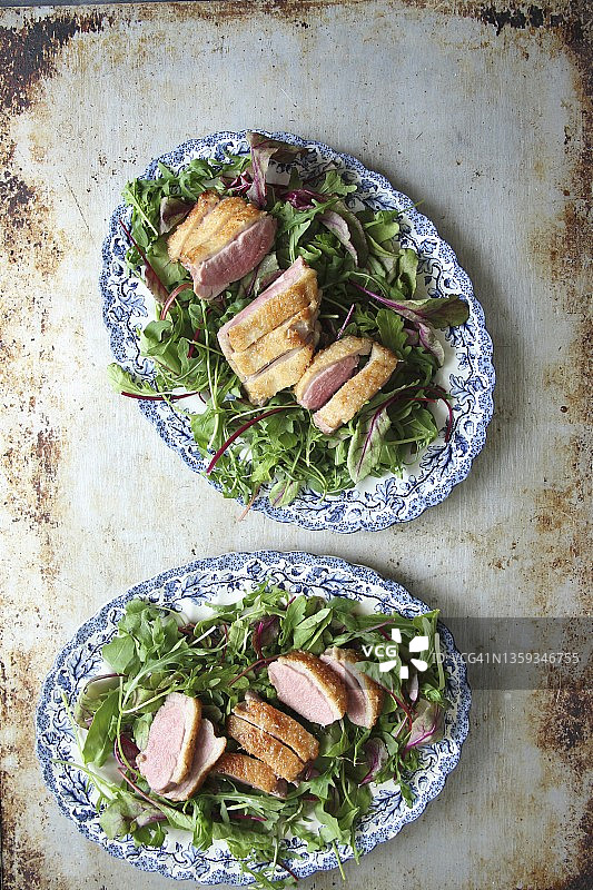 混合沙拉菜叶搭配鸭胸肉图片素材