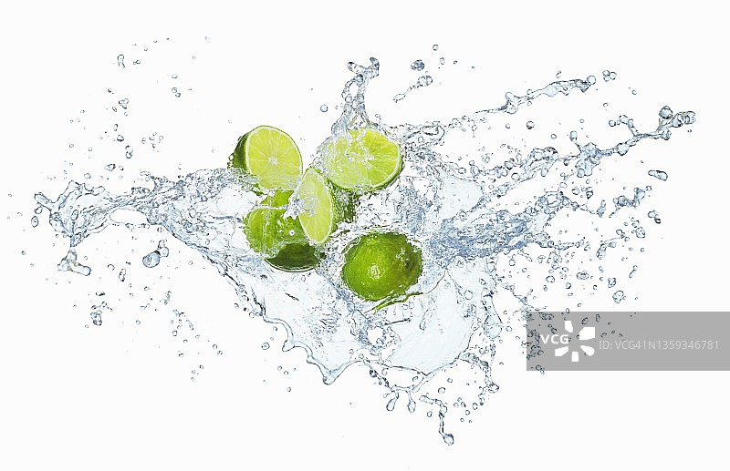 带有水花的青柠图片素材