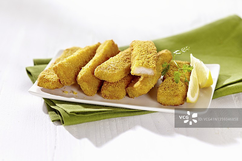 餐盘上的炸鱼条图片素材