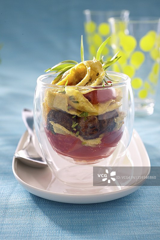 番茄肉丸分层玻璃杯煎蛋图片素材