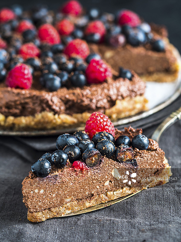 含浆果的生纯素无麸质巧克力挞图片素材