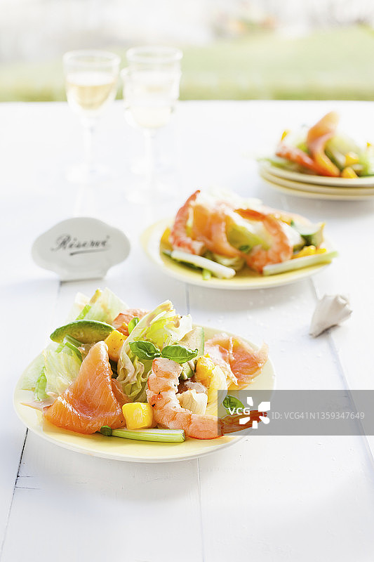 冰山生菜搭配虾、烟熏三文鱼和芒果图片素材
