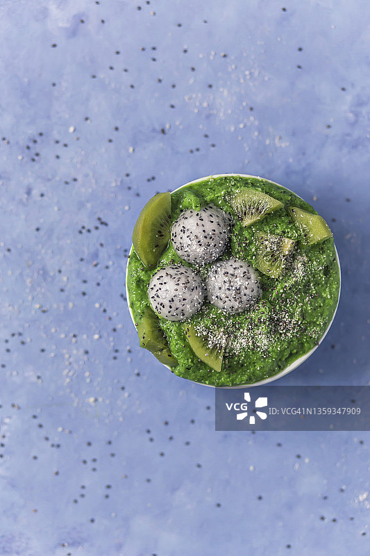 猕猴桃和火龙果绿色冰沙碗图片素材