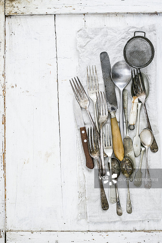 白色表面上的复古餐具图片素材