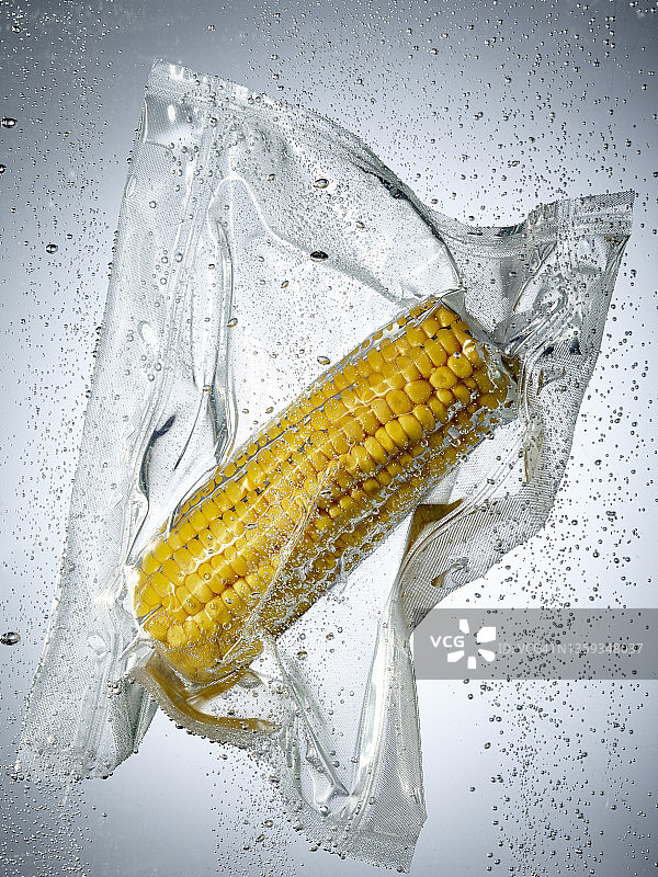 真空低温烹调袋中的玉米棒图片素材