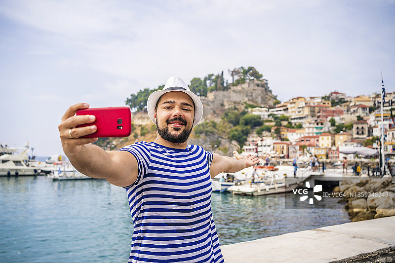 青年男子在海边录制视频日志图片素材