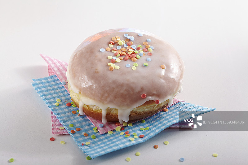用糖屑装饰的狂欢节甜甜圈图片素材
