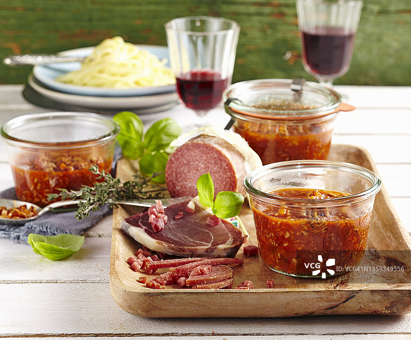 博洛尼亚肉酱配帕尔马火腿和萨拉米香肠图片素材