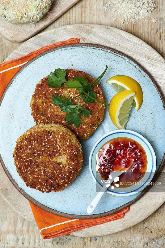 配芝麻的三文鱼饼图片素材