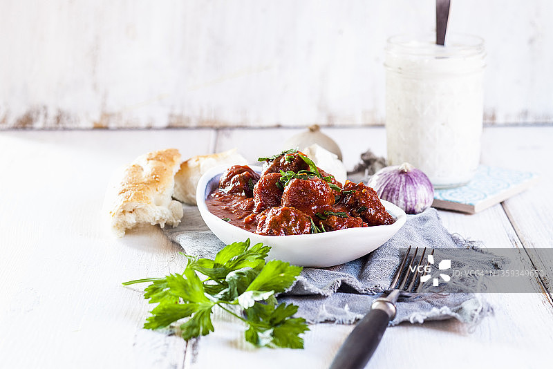 西班牙肉丸配薄饼和蒜泥蛋黄酱图片素材