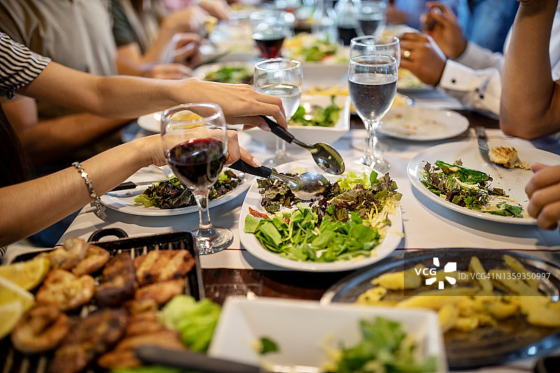 餐厅餐桌上的食物和葡萄酒供家庭午餐图片素材
