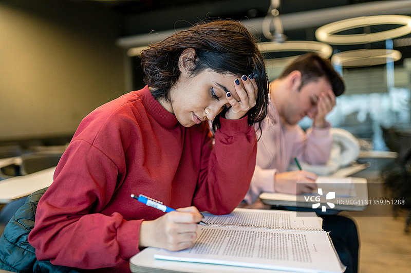 年轻女大学生考试压力大图片素材