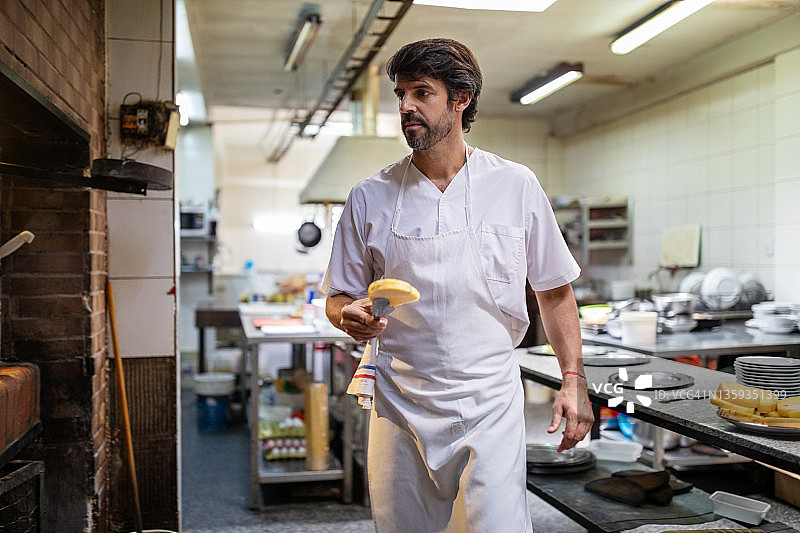 在餐厅厨房工作的厨师图片素材