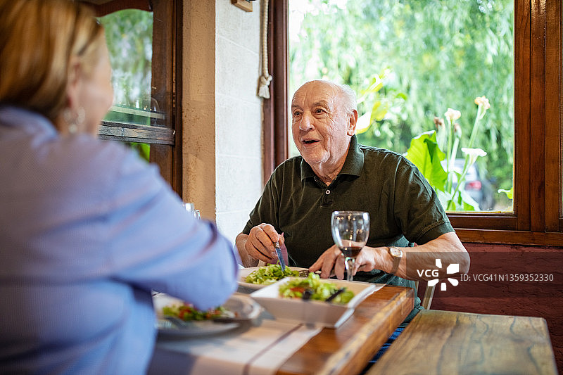 老年夫妇在城市餐厅用餐图片素材