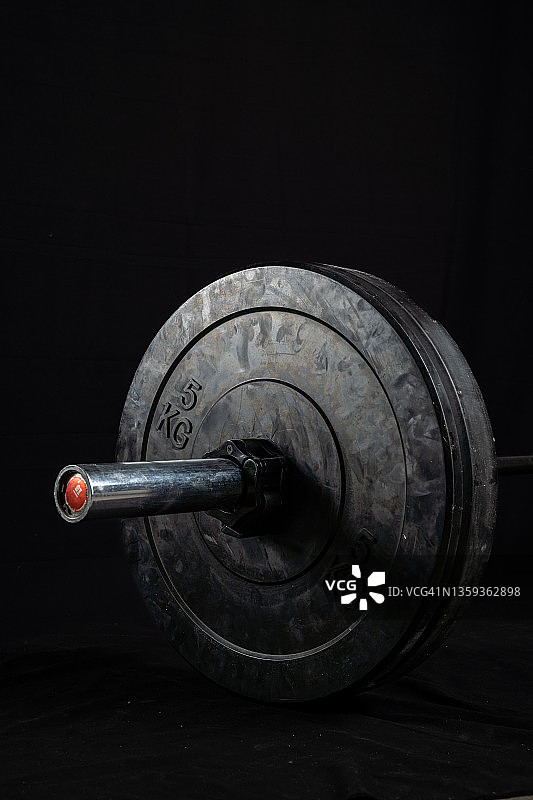黑色背景工作室杠铃举重照图片素材